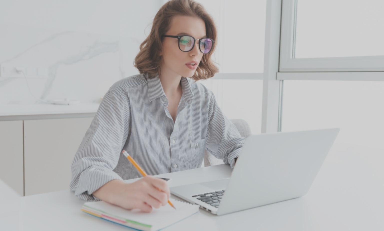 Kleine Lerngruppe beim Programmieren