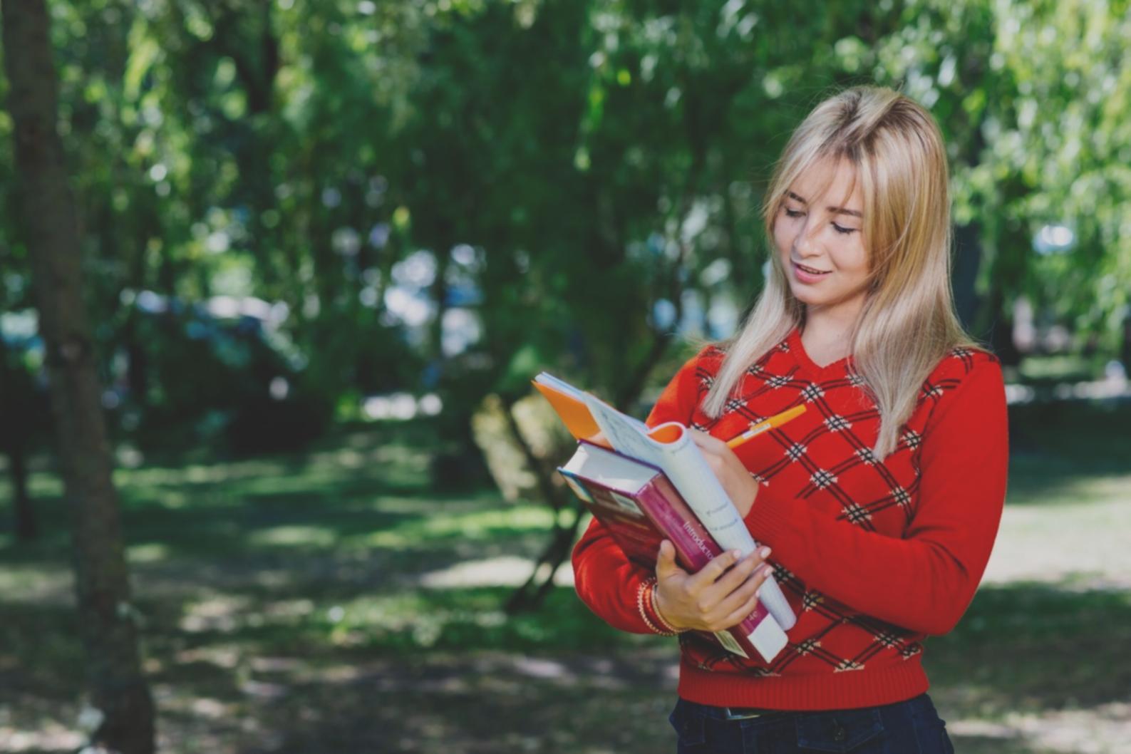 Studierende beim Entwickeln von mobilen Spielen