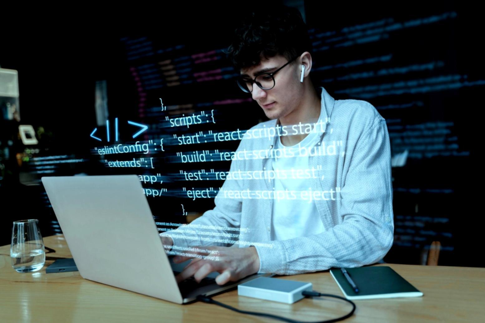 Moderne Entwicklungsumgebung mit mehreren Monitoren und Game Development Software