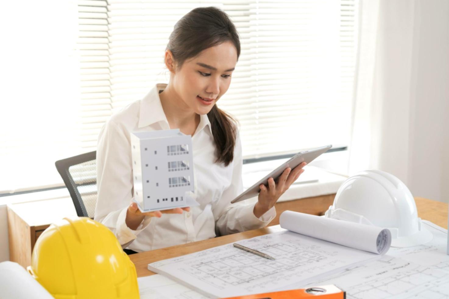 Moderne Arbeitsumgebung für Game-Entwicklung mit verschiedenen Geräten und kreativen Tools